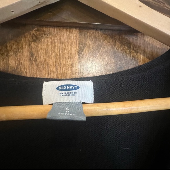 Black woman’s size medium Old Navy V-Neck sweater. - Picture 3 of 5